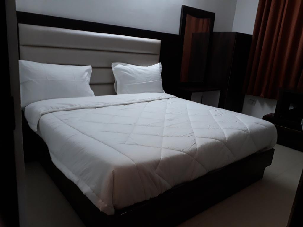 Hotel Katra Residency Bagian luar foto