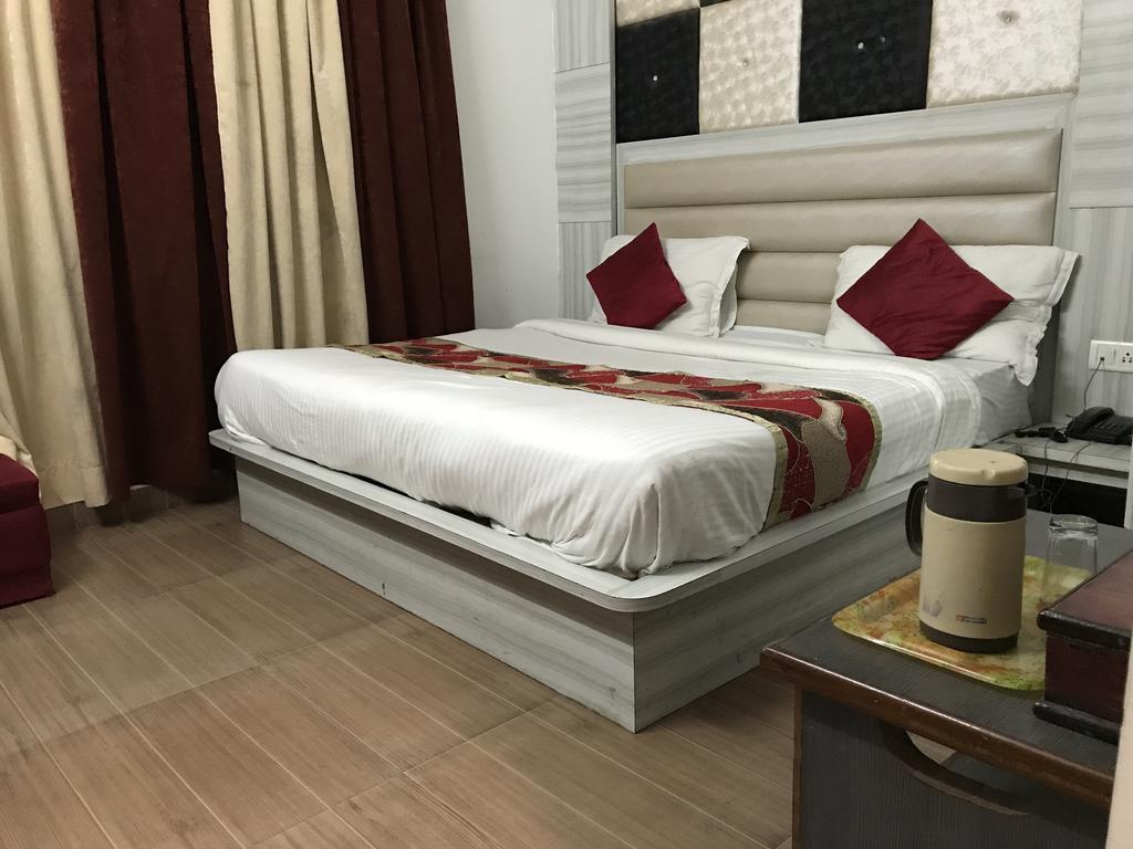Hotel Katra Residency Bagian luar foto
